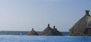 El mar de fondo y la piscina superpone la costa.